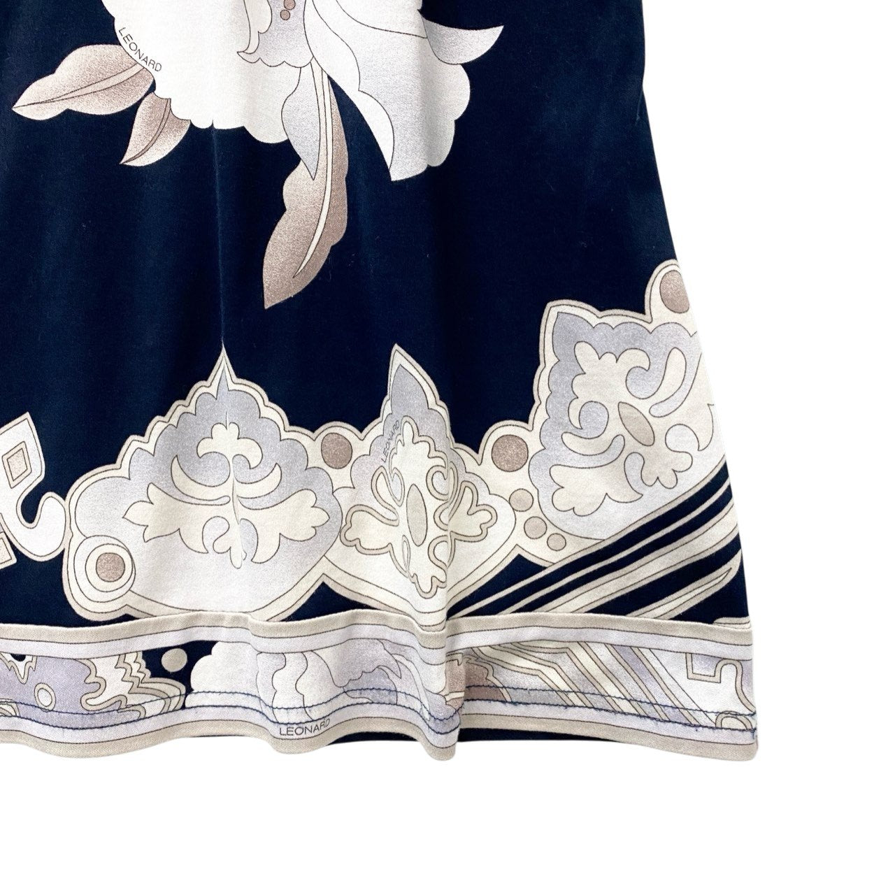 75b26 LEONARD レオナール ラウンドネック半袖Tシャツ 美しい花柄プリント  0379125 Lサイズ ネイビー系 コットン100％ レディース 女性用u02t