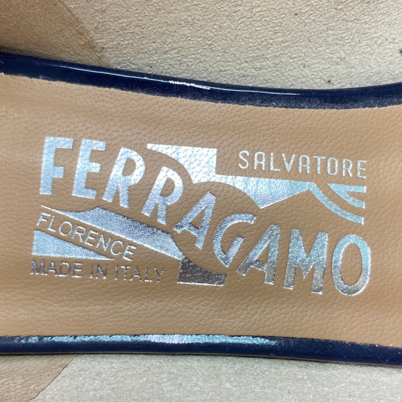 1a10 Salvatore Ferragamo サルヴァトーレ フェラガモ VARA 1 ヴァラリボン エナメルパンプス 7 1/2 ネイビー パテントレザー シューズ イタリア製