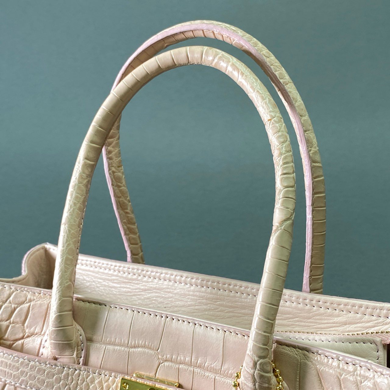 De18 【美品】 LEATHER JUWELS Crystal Reptiles レザージュエルズ ピンク クロコダイルレザー わんちゃんチャーム付き ハンドバッグ ピンク レディース 女性用 鞄