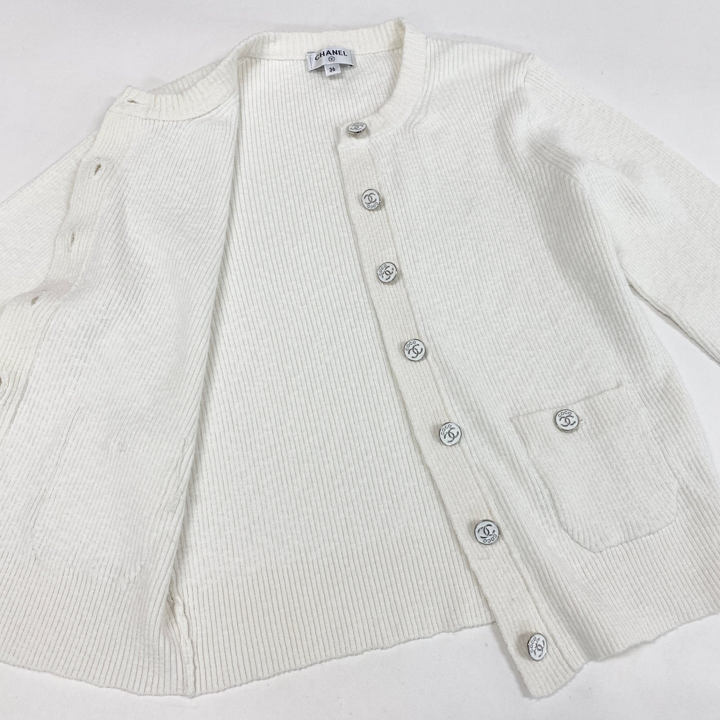 35L19《美品》 CHANEL シャネル ココビーチ カーディガン トップス ココマークボタン LOOK6 P78600K11464 サイズ36 ホワイト レディース 女性用k02i
