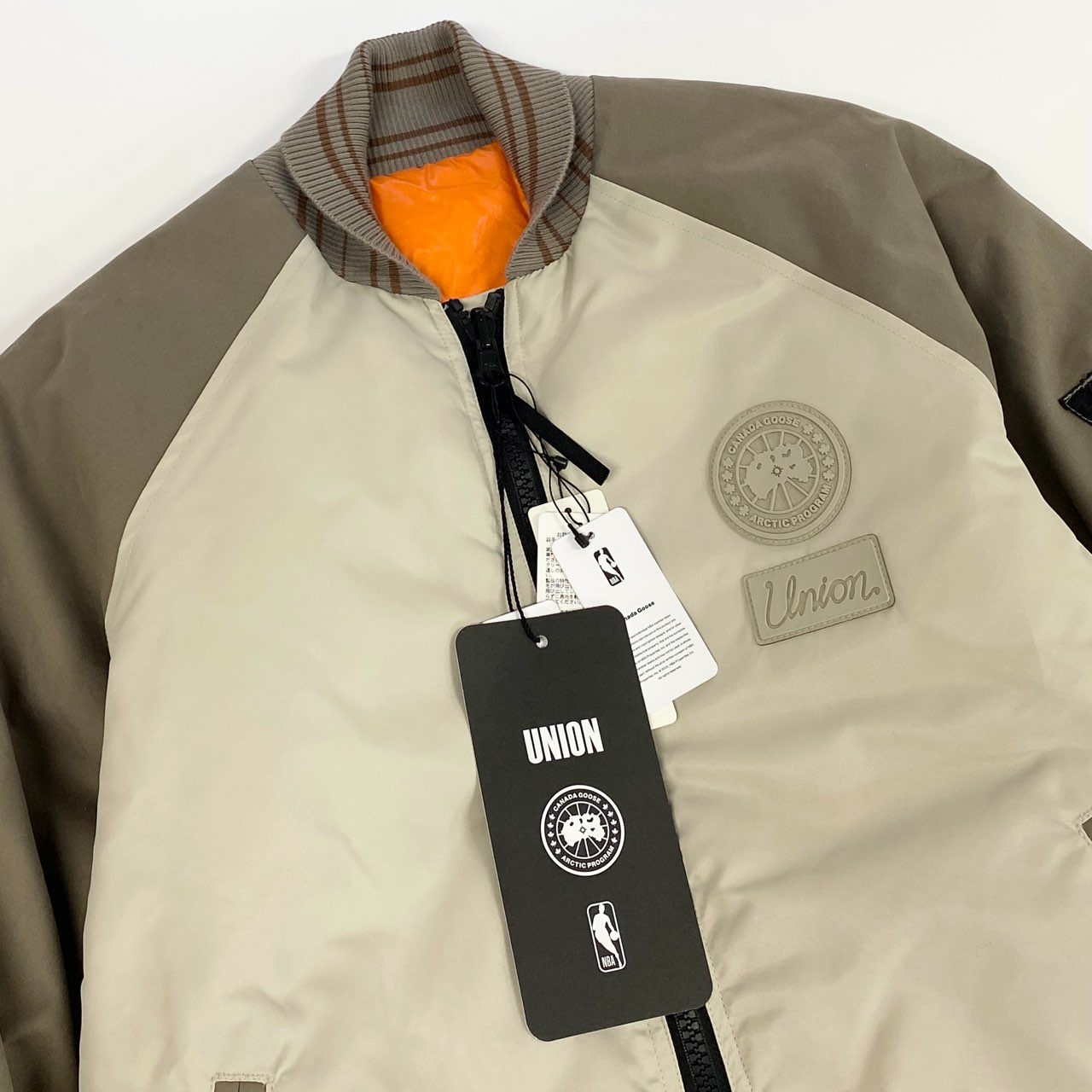 69k7 《未使用》定価￥176,000  CANADA GOOSE カナダグース × NBA リバーシブル Bullard Bomber Jacket ボンバージャケット 1082UCG S ベージュ ダウンジャケット タグ付t18r