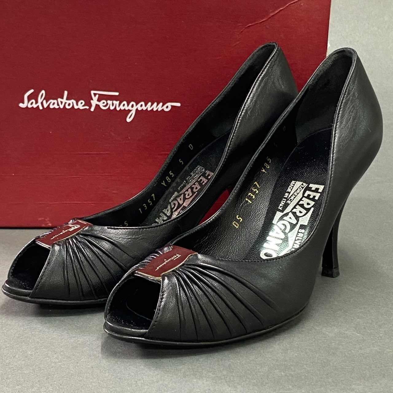 9a10 《美品》 Salvatore Ferragamo サルヴァトーレ フェラガモ TIBERIA VARA ヴァラ オープンパンプス 35 ブラック レザー イタリア製 サンダル シューズ