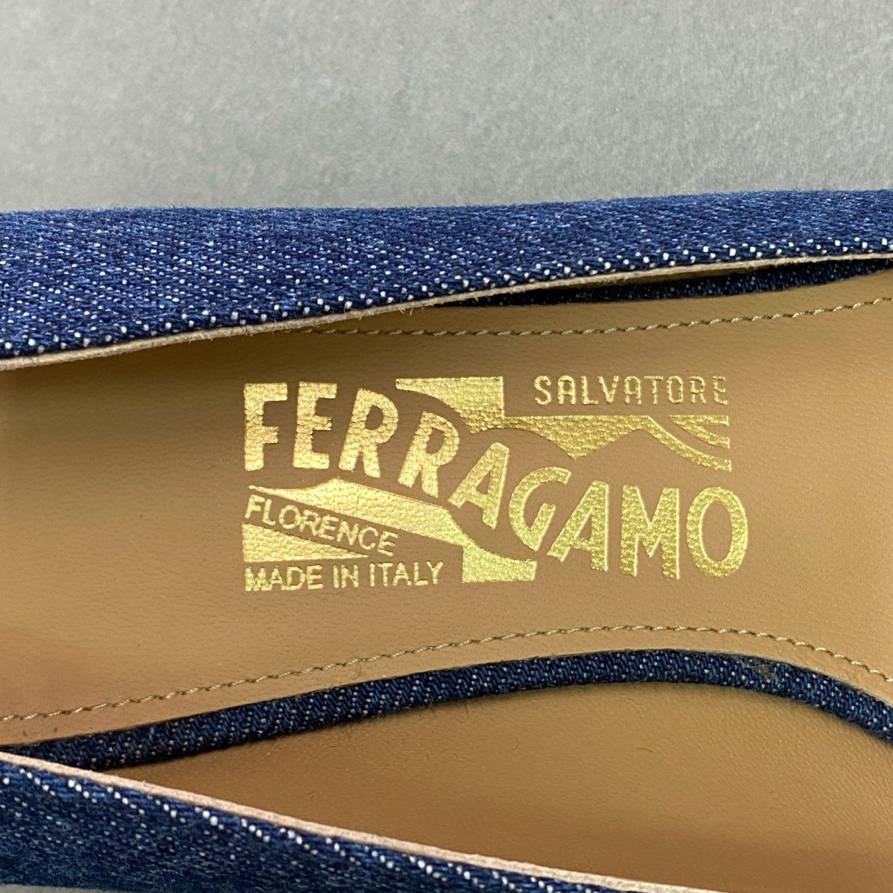 3b7 《美品》 Salvatore Ferragamo サルヴァトーレ フェラガモ VARA JEANS ヴァラジーンズ デニムパンプス 0710325 6D インディゴ シューズ イタリア製 箱付き