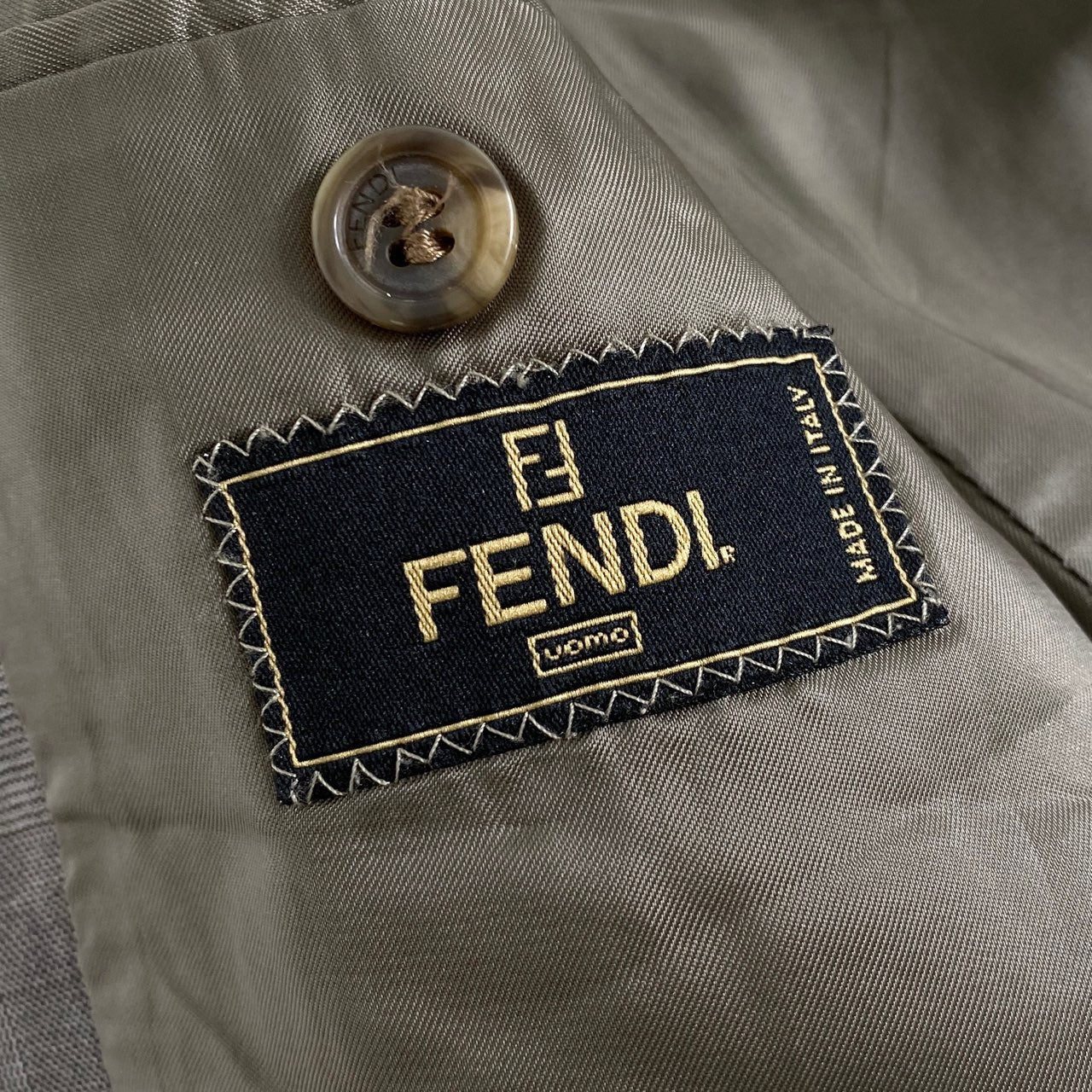 27L2《美品》イタリア製 FENDI フェンディ 3Bテーラードジャケット 46 グレー ブレザー 羽織 上着 フォーマル ビジネス スーツ