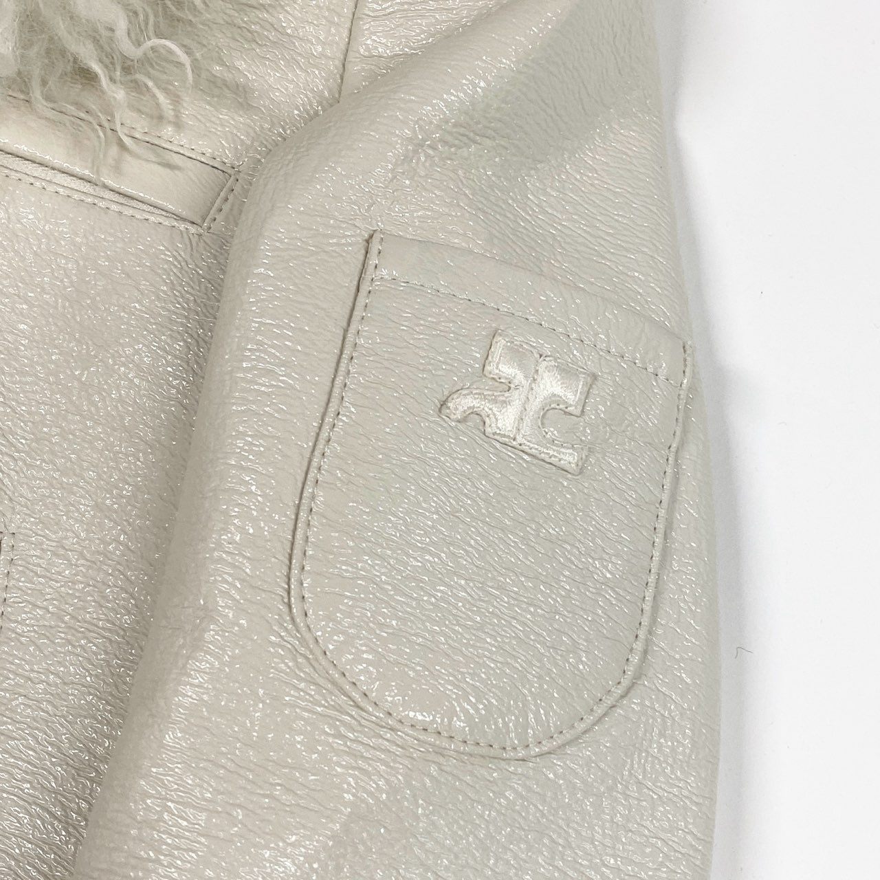Ia15 【未使用品】courreges クレージュ カラクルラムファー ショートレザージャケット 短丈レザージャケット ロゴワッペン付き サイズ34 オフホワイト レディース 薄手アウターk02i