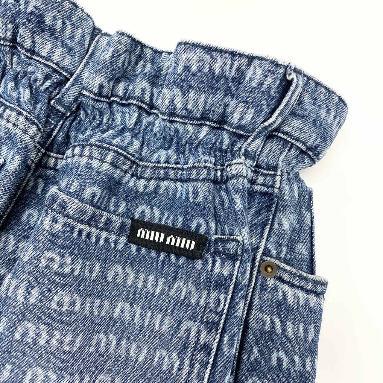 55L23 miu miu ミュウミュウ 2024SS ワイドレッグジーンズ ロゴプリント デニムパンツ サイズ25 インディゴ レディース ボトムスk02i