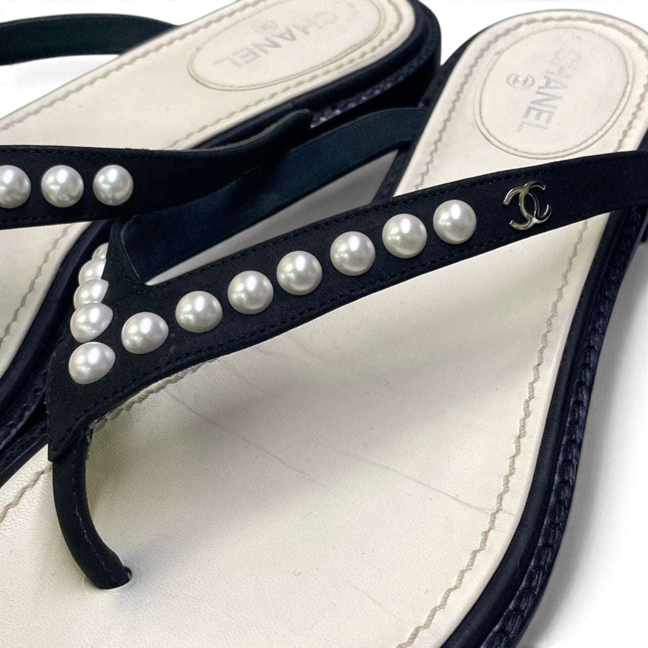 h29 CHANEL シャネル ココマーク パール ビーチサンダル Pearl CC Logo Thong Sandals G34648 size 37 1/2 Black White シューズt18r