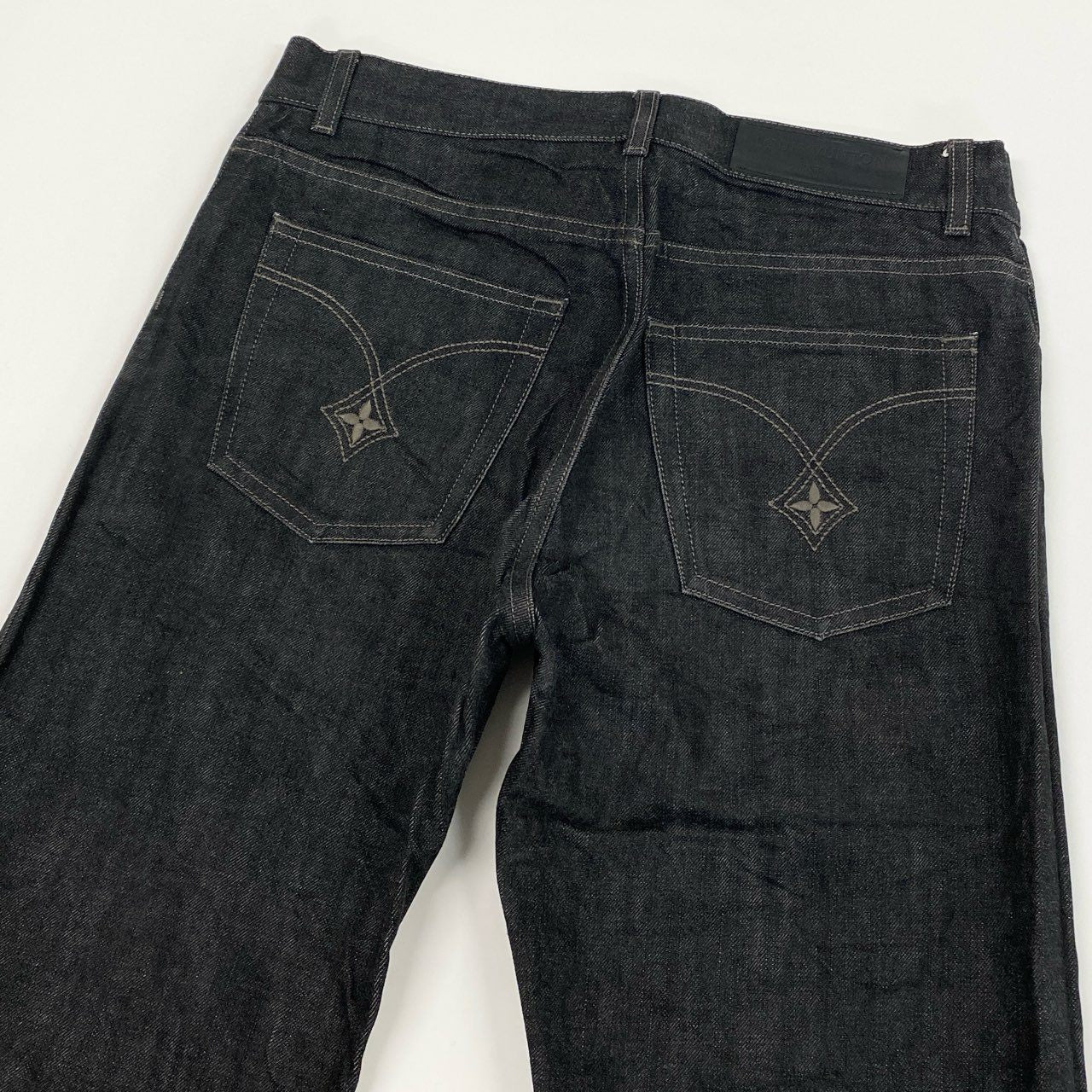 7i25 《美品》LOUIS VUITTON ルイヴィトン デニムパンツ ボトムス ストレートパンツ LVロゴ刺繍  RM072 MKDP01CY9 40サイズ ブラック メンズk02i