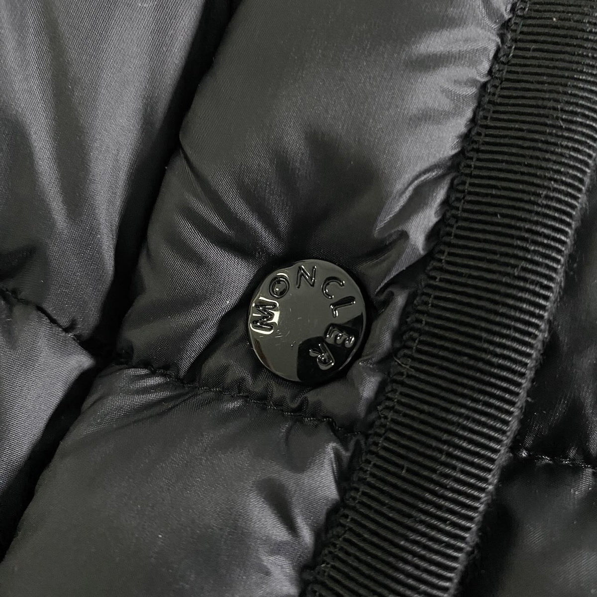 34j26 《未使用保管品》 MONCLER モンクレール HERMINE エルミンヌ Aライン ダウンコート Size 2 ブラック フード着脱可t18r