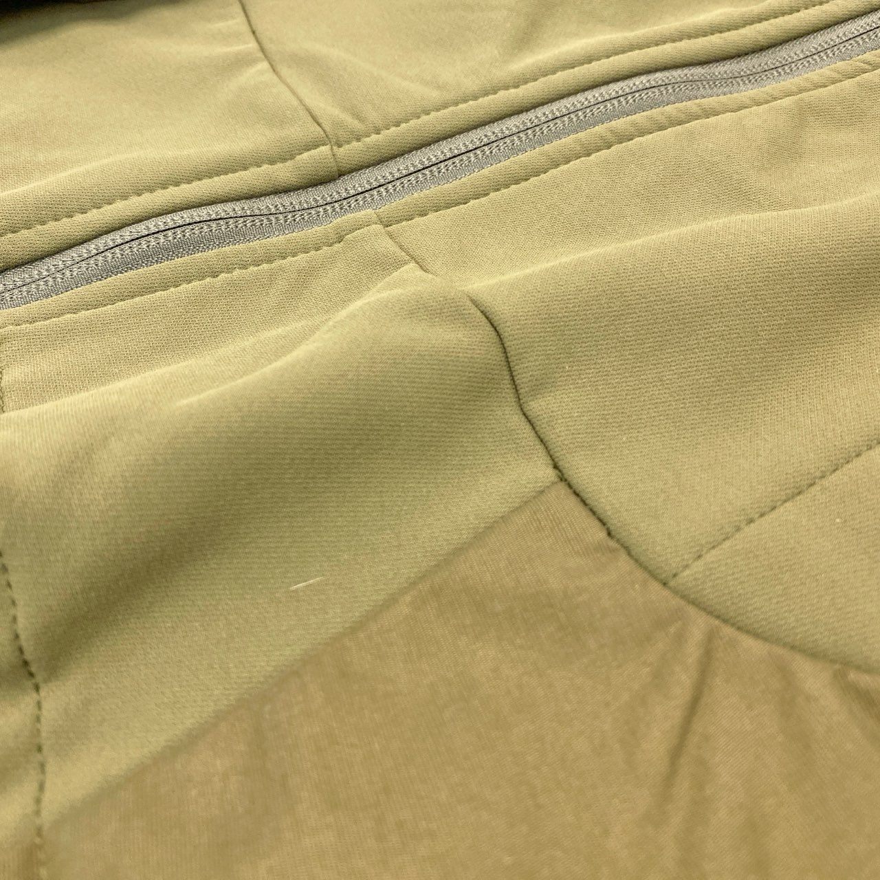 77i26 《美品》 and wander アンドワンダー Stretch Shell Jacket ストレッチシェルジャケット マウンテンパーカー 574-2221303 M カーキ アウトドア トレッキング 撥水t18r