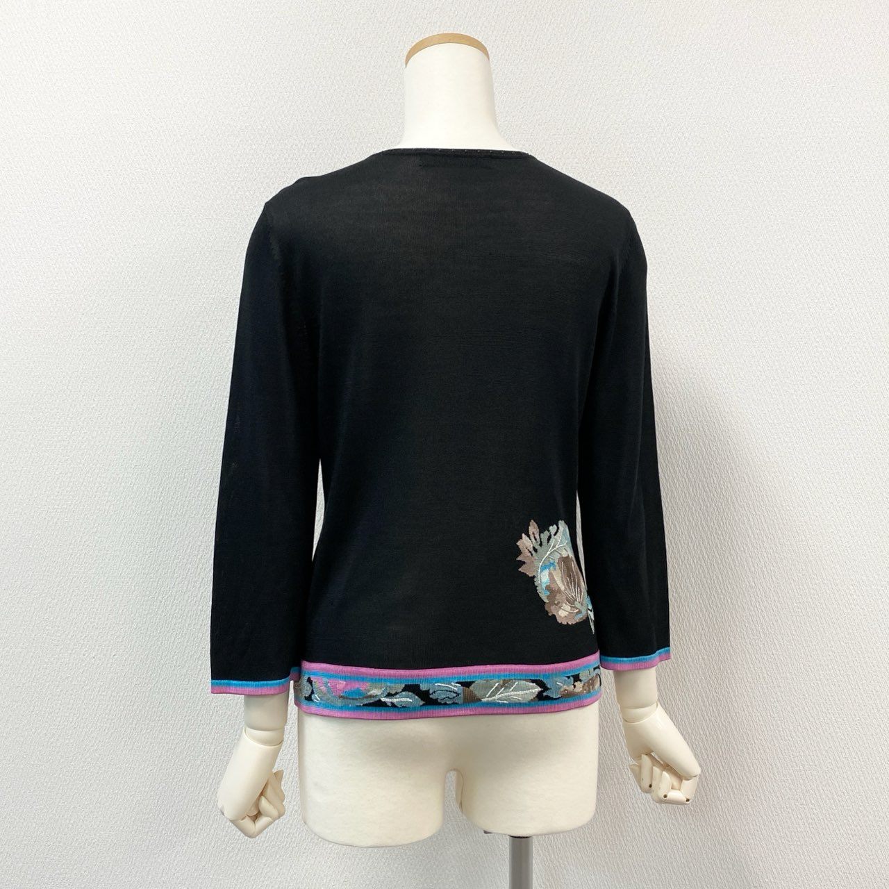 76i12 《美品》 LEONARD レオナール ハイゲージ ニット セーター トップス 花柄刺繍 ラインストーン 0387754 サイズ38 ブラック レディースu02t
