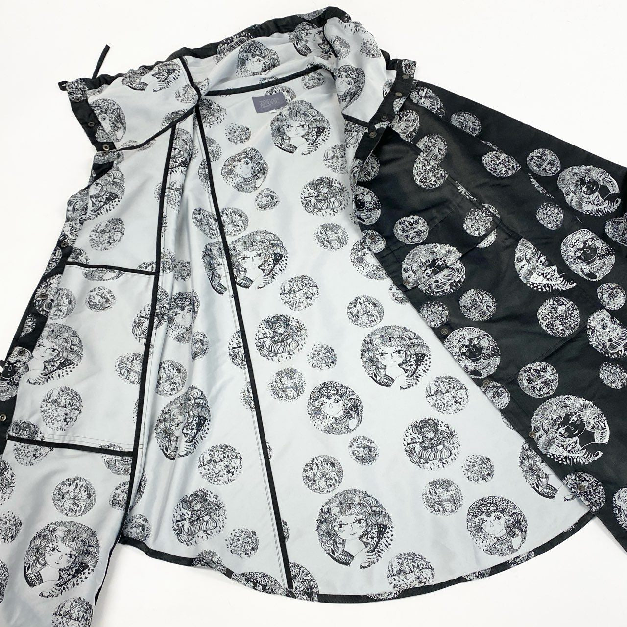 82k28《美品》 TOKUKO 1er VOL トクコプルミエヴォル 薄手コート スプリングコート ロング丈 総柄プリント 9号 ブラック系 ポリエステル レディースu02t