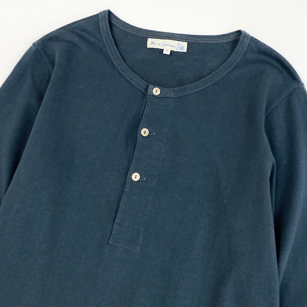 2j27《美品》Merz b. Sbwanen メルツべーシュヴァーネン ヘンリーネック ロングTシャツ トップス コットン100％ 6サイズ ネイビー メンズu02t