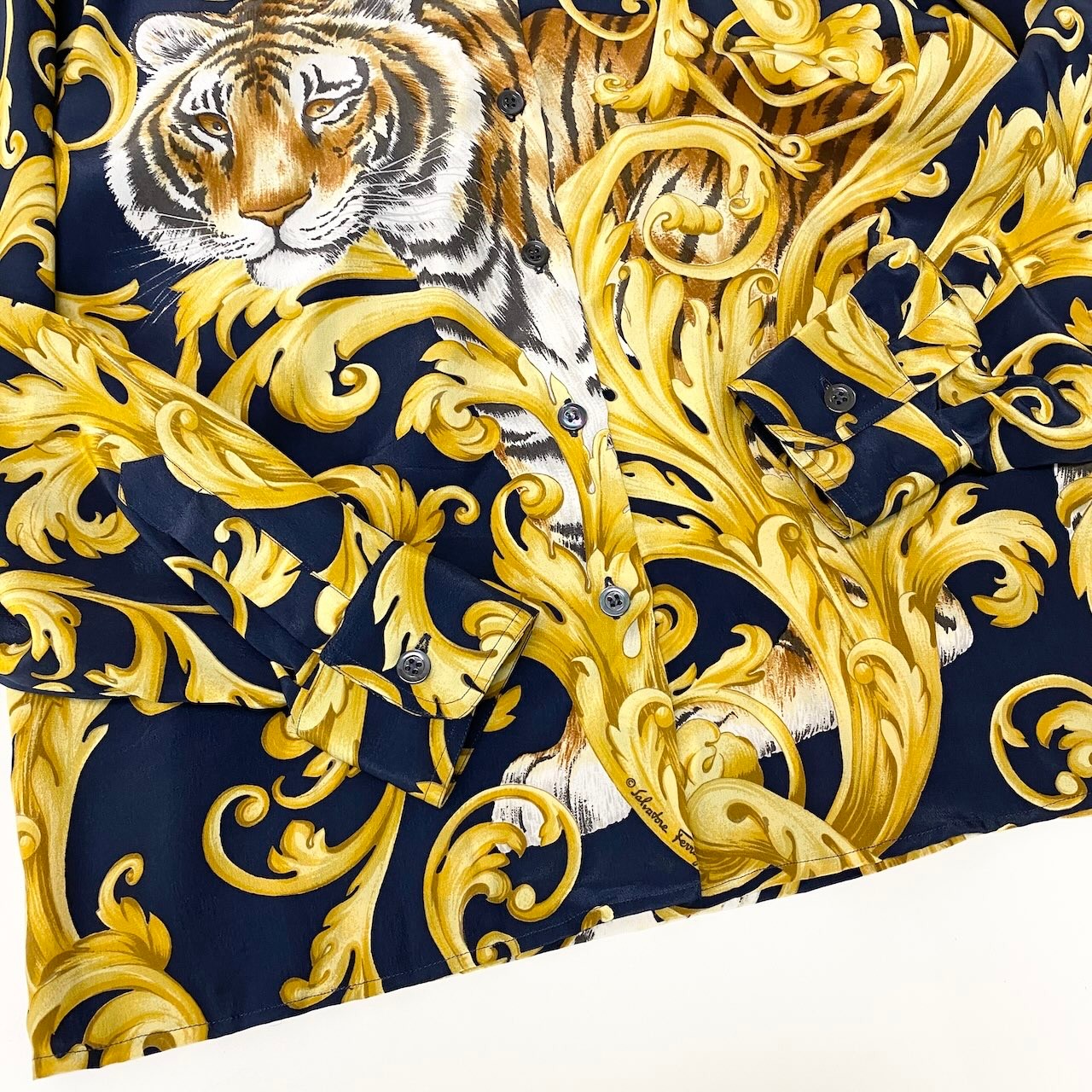 29f15 Salvatore Ferragamo サルヴァトーレフェラガモ ロングスリーブ シルクシャツ アニマル柄 総柄 サイズ42 ネイビー シルク100％ レディース 女性用u02t