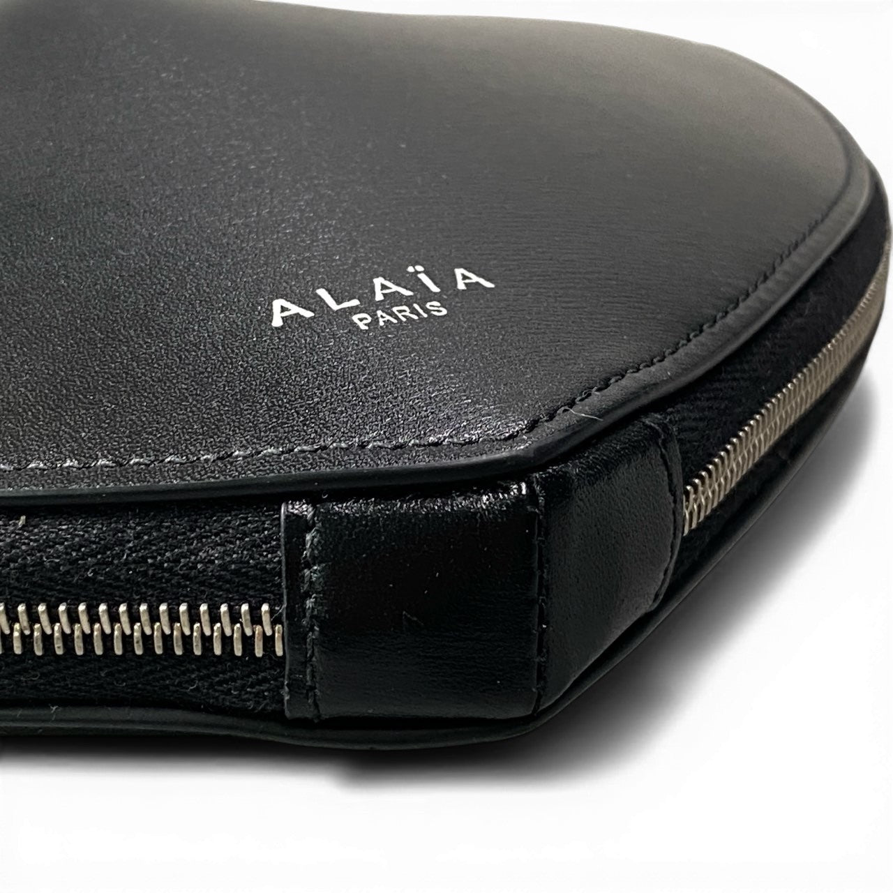 c23 【美品】ALAIA アライア ハート ル クールショルダーバッグ レディース ブラック レザー レディース バッグk02i