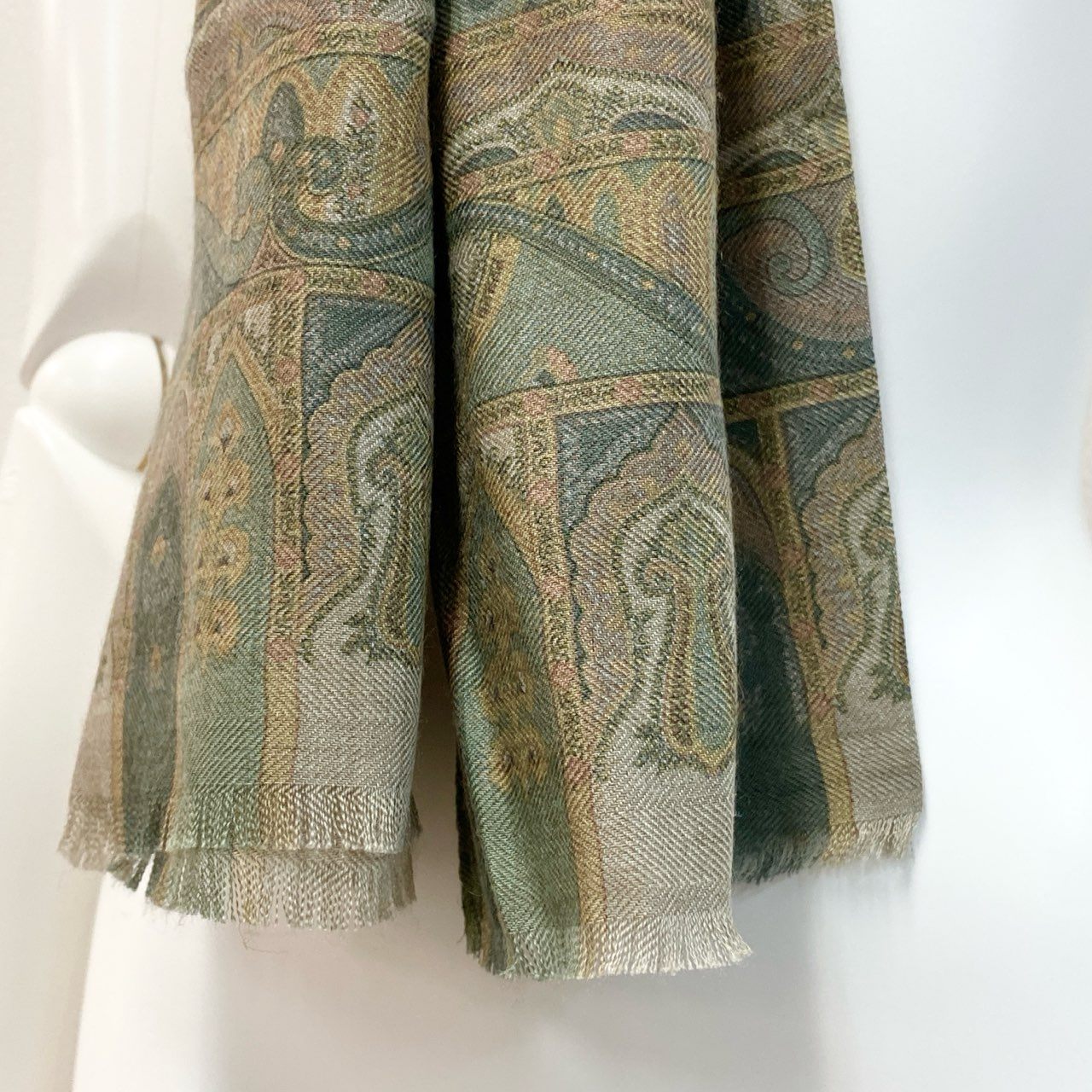 1f8 《美品》 ETRO エトロ ストール マフラー スカーフ 140cm × 43cm グリーン系 カシミヤ70％ シルク30％ 箱付き