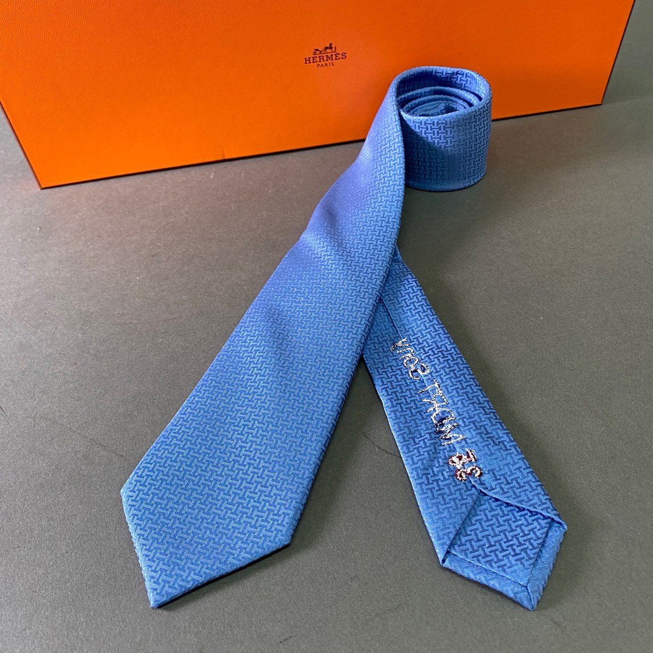 a8 【未使用保管品】 タグ付 HERMES エルメス フランス製 UPSIDE DOWN ネクタイ Hロゴ ビジネス フォーマル 033805T ブルー シルク100％