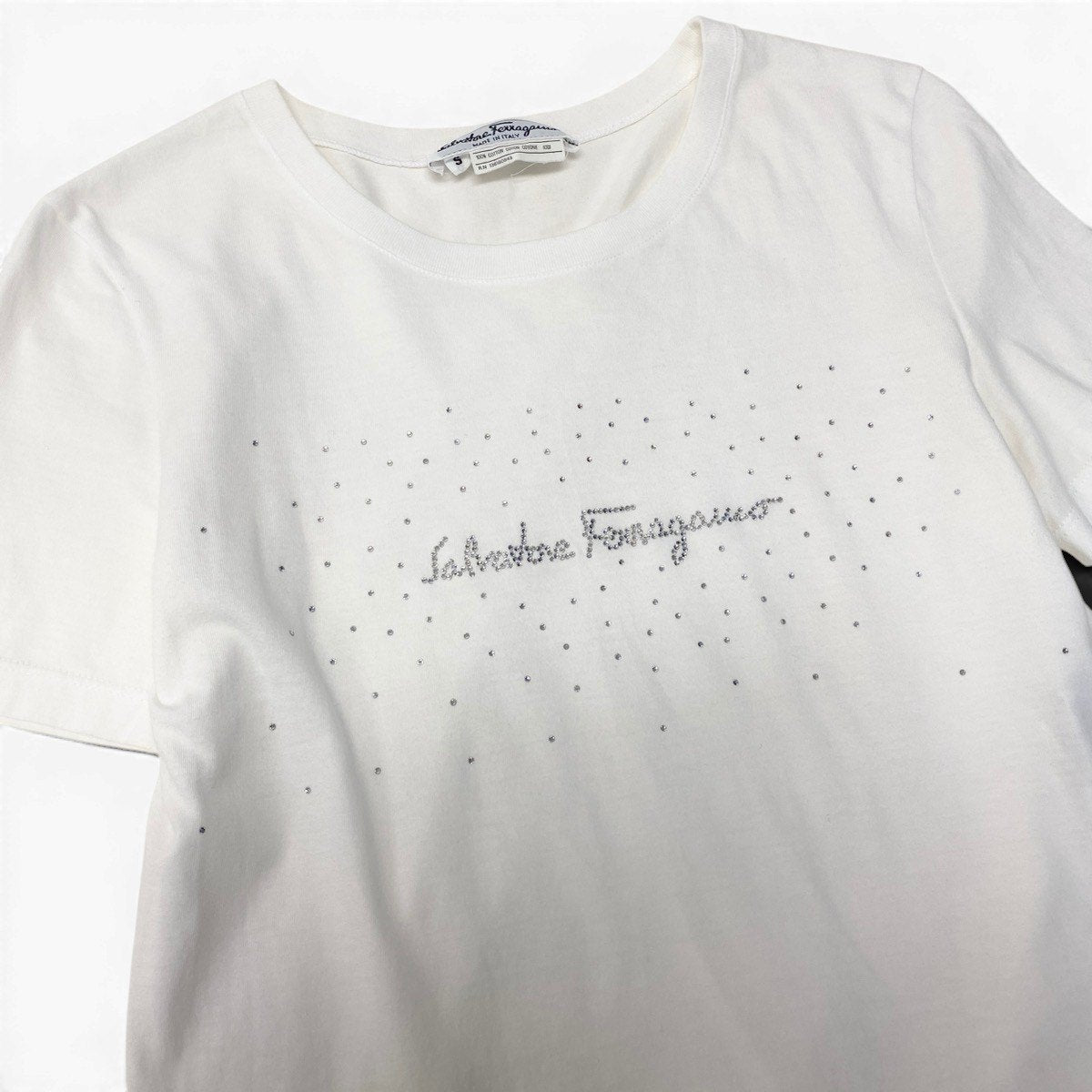 If15 Salvatore Ferragamo サルヴァトーレフェラガモ ロゴ ラインストーン Tシャツ 半袖カットソー イタリア製 Sサイズ ホワイト コットン レディースo07t