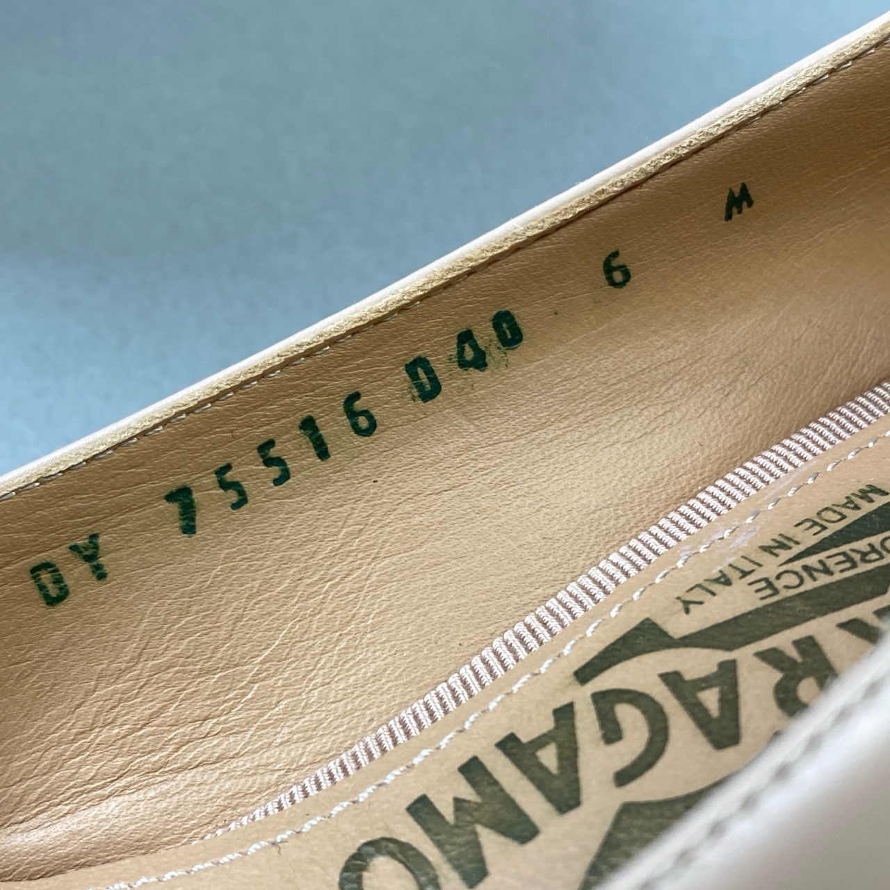 6j16 《美品》 SALVATORE FERRAGAMO サルヴァトーレフェラガモ NINNA ヒールパンプス イタリア製 ヴァラリボン シューズ 6 23cm相当 ピンクベージュ レザー レディースo07t