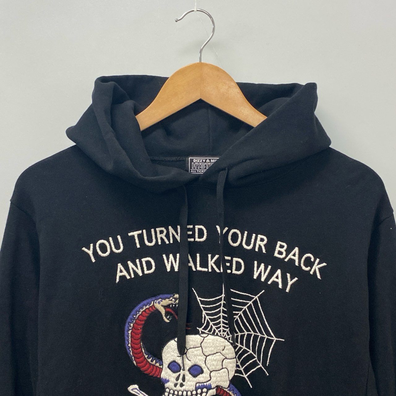 78b12 【美品】HYSTERIC GLAMOUR ヒステリックグラマー プルオーバーフーディー パーカー スカル 刺繍 トップス Mサイズ ブラック コットン100％ メンズu02t