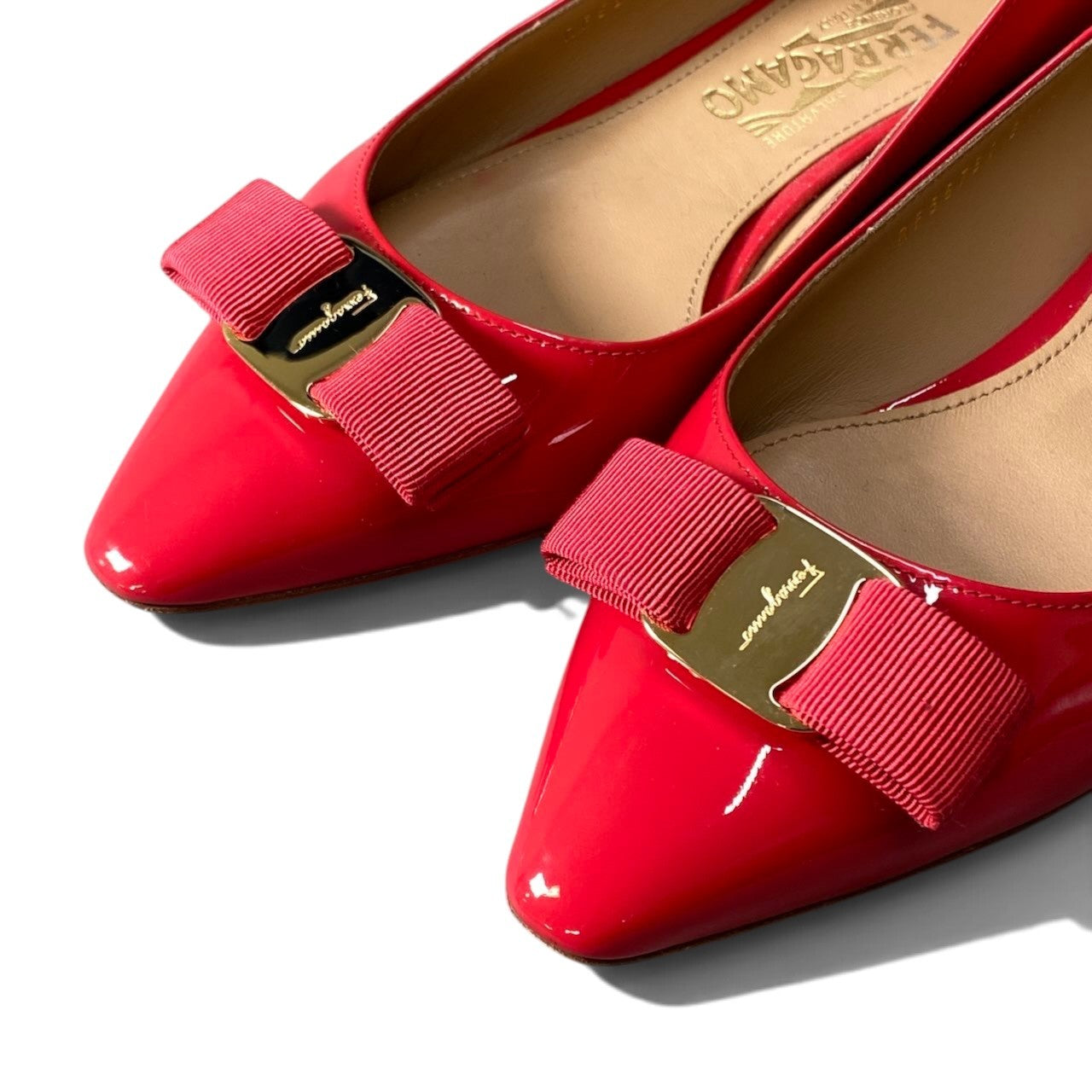1i7 Salvatore Ferragamo サルヴァトーレフェラガモ ヴァラリボン パンプス フラットシューズ 8.5 レッド パテントレザーu02t
