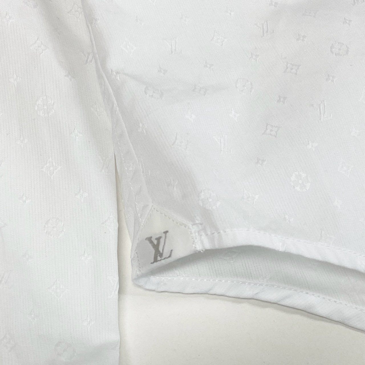Ic2 《美品》 LOUIS VUITTON ルイヴィトン モノグラム 長袖シャツ トップス RM141Q XS ホワイト コットン メンズu02t
