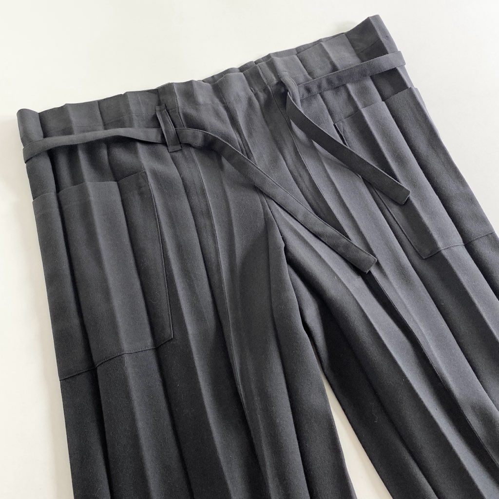 27c14 me ISSEY MIYAKE ミーバイ イッセイミヤケ クロップド プリーツパンツ グレー 紐ベルト PLEATS PANTS MI73FF522