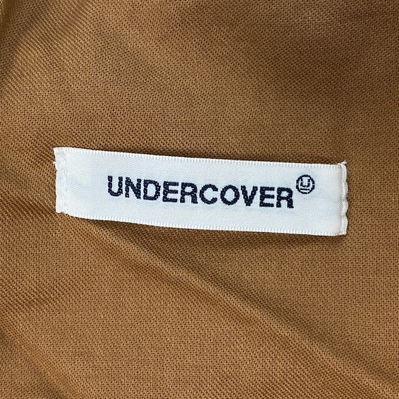 46j3 UNDERCOVER アンダーカバー Co/Liツイルイージーパンツ ボトムス 日本製 PRE-COLLECTION ワンポイント刺繍 UP1D4506 3 キャメル コットン メンズo07t