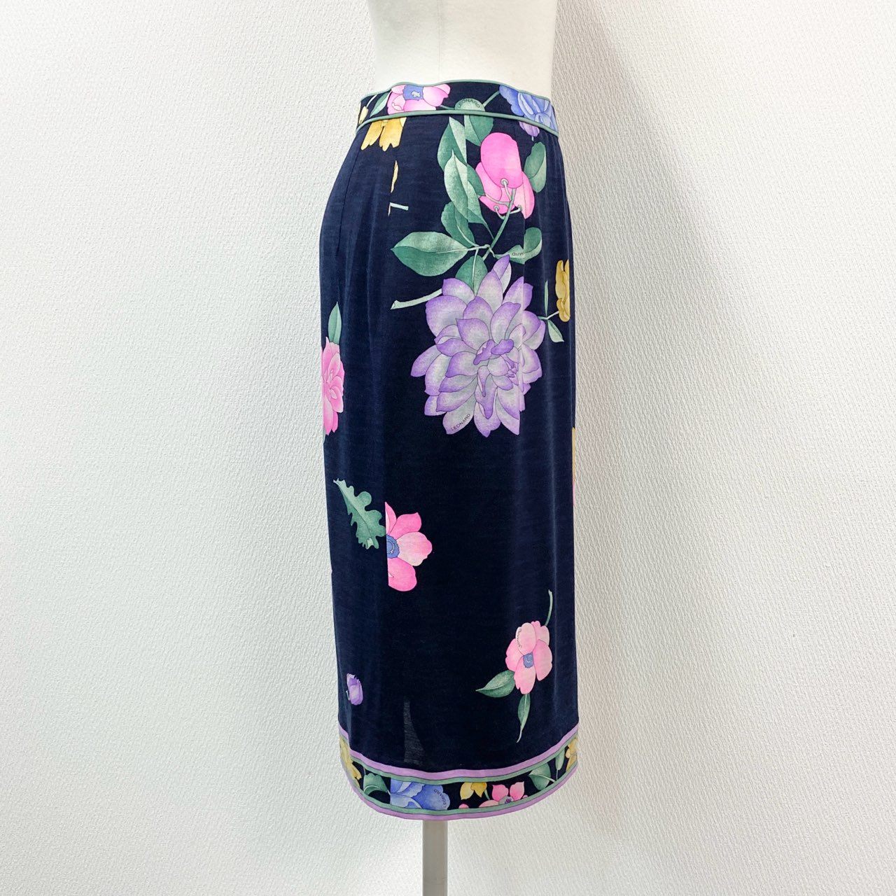 65d30 LEONARD レオナール 美しい花柄プリント フレアスカート 膝丈スカート 花柄スカート サイズ67 ネイビー マルチカラー ウールシルク レディース 日本製