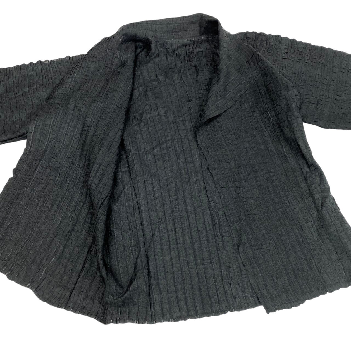 Ai20 ISSEY MIYAKE イッセイミヤケ シャーリング加工 ジャケット 日本製 カーディガン 羽織 2 ブラック ポリエステル レディースo07t