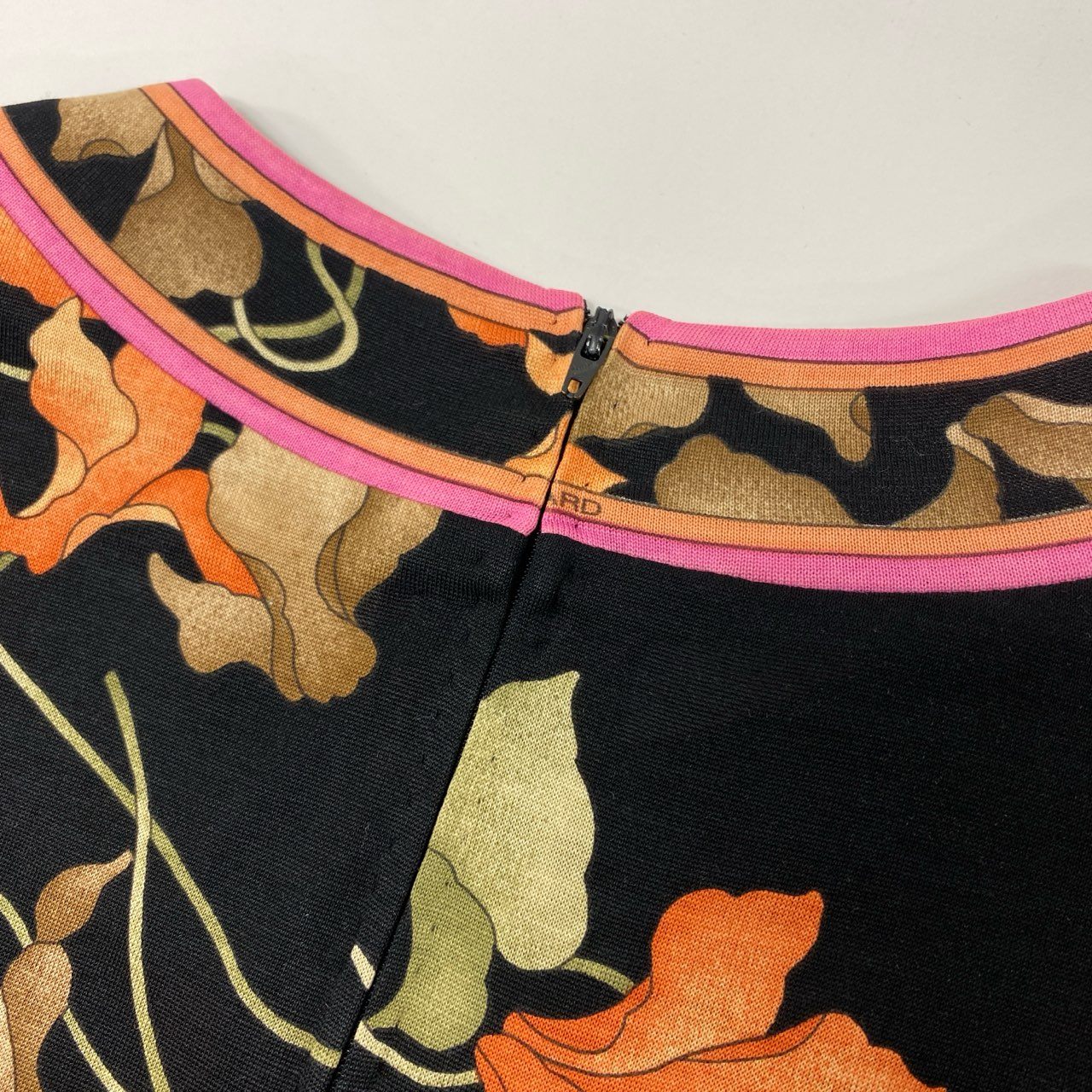 19k10 LEONARD レオナール 長袖カットソー クルーネック 花柄 トップス 0389144 Mサイズ ブラック レディースu02t