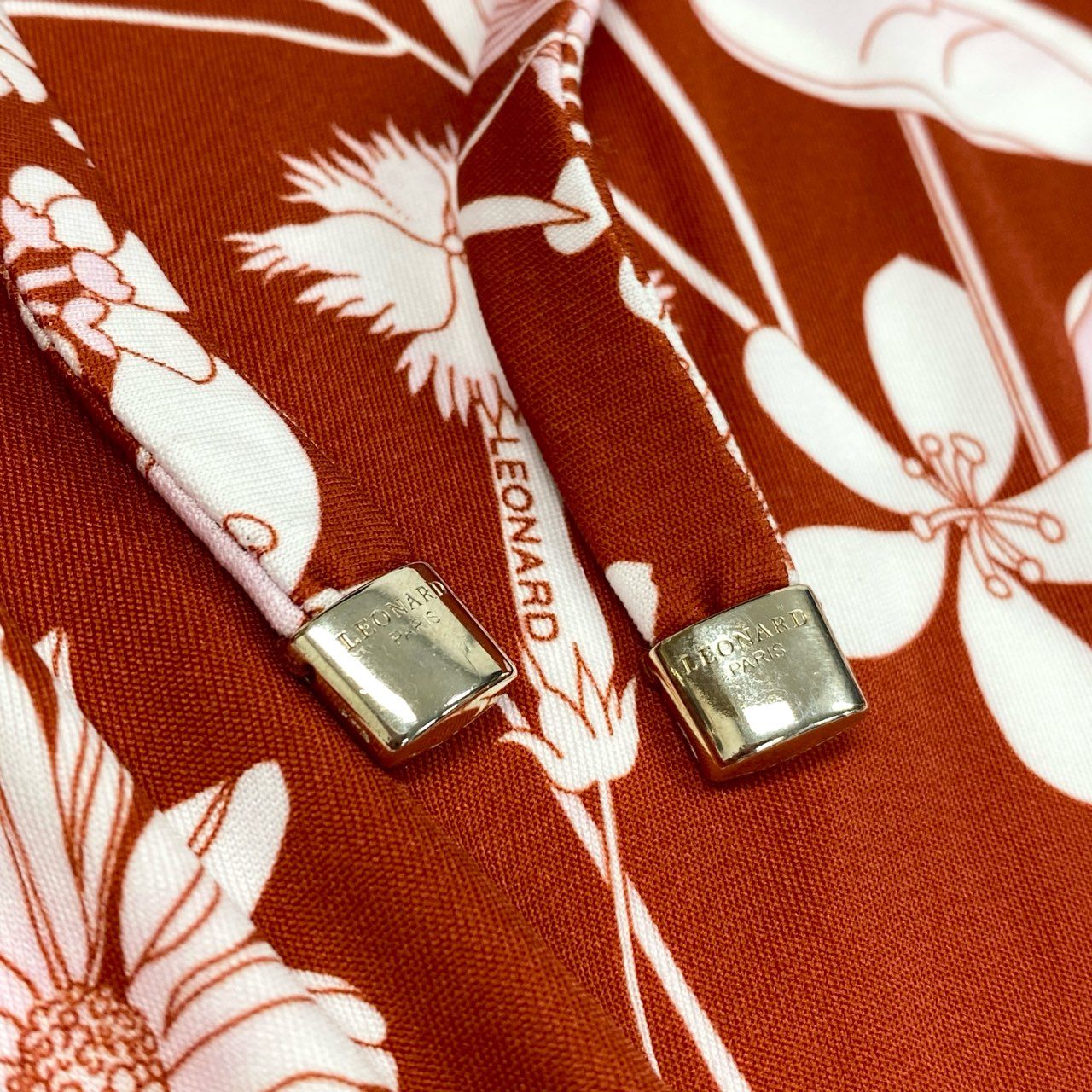68d13 【極美品】 LEONARD PARIS レオナール ショートスリーブワンピース 膝丈ワンピース 美しい花柄プリント Vネック イタリア製 サイズ38 レッド系 ナイロン100％ レディース 女性用u02t