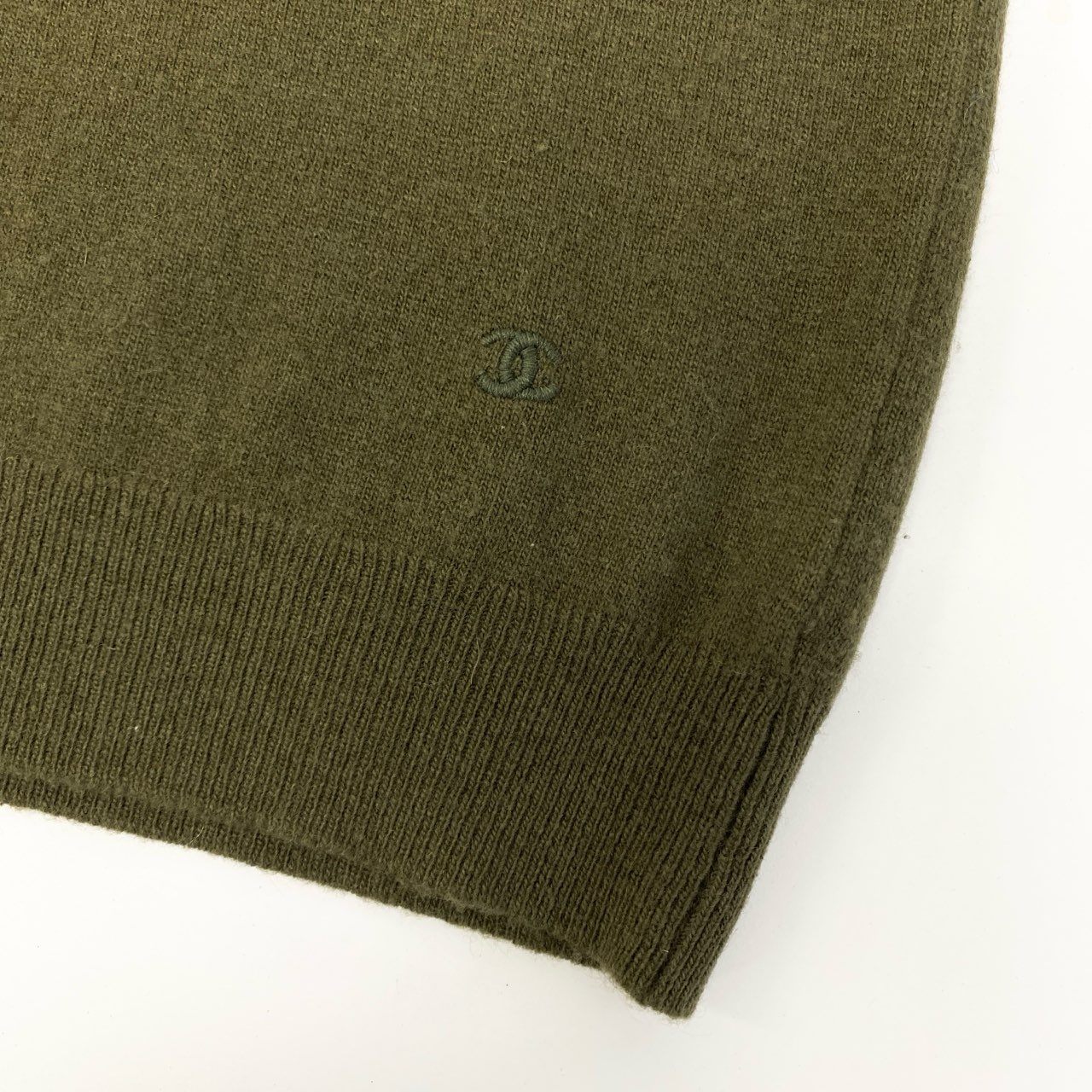 Ca16 CHANEL シャネル ピュアカシミヤ 100％ セットアップニット 金ボタン サイズM カーキ Cashmere Knit Set Up ココマークt18r