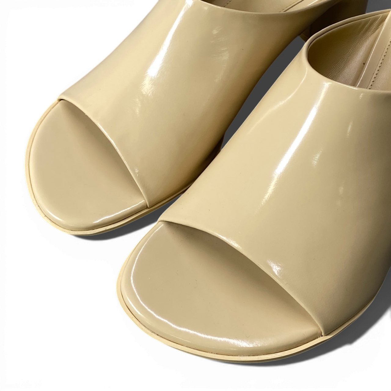 c17 【未使用品】BOTTEGA VENETA ボッテガヴェネタ オープントゥ サンダル サイズ38 ベージュ パテントレザー レディース 箱付きk02i