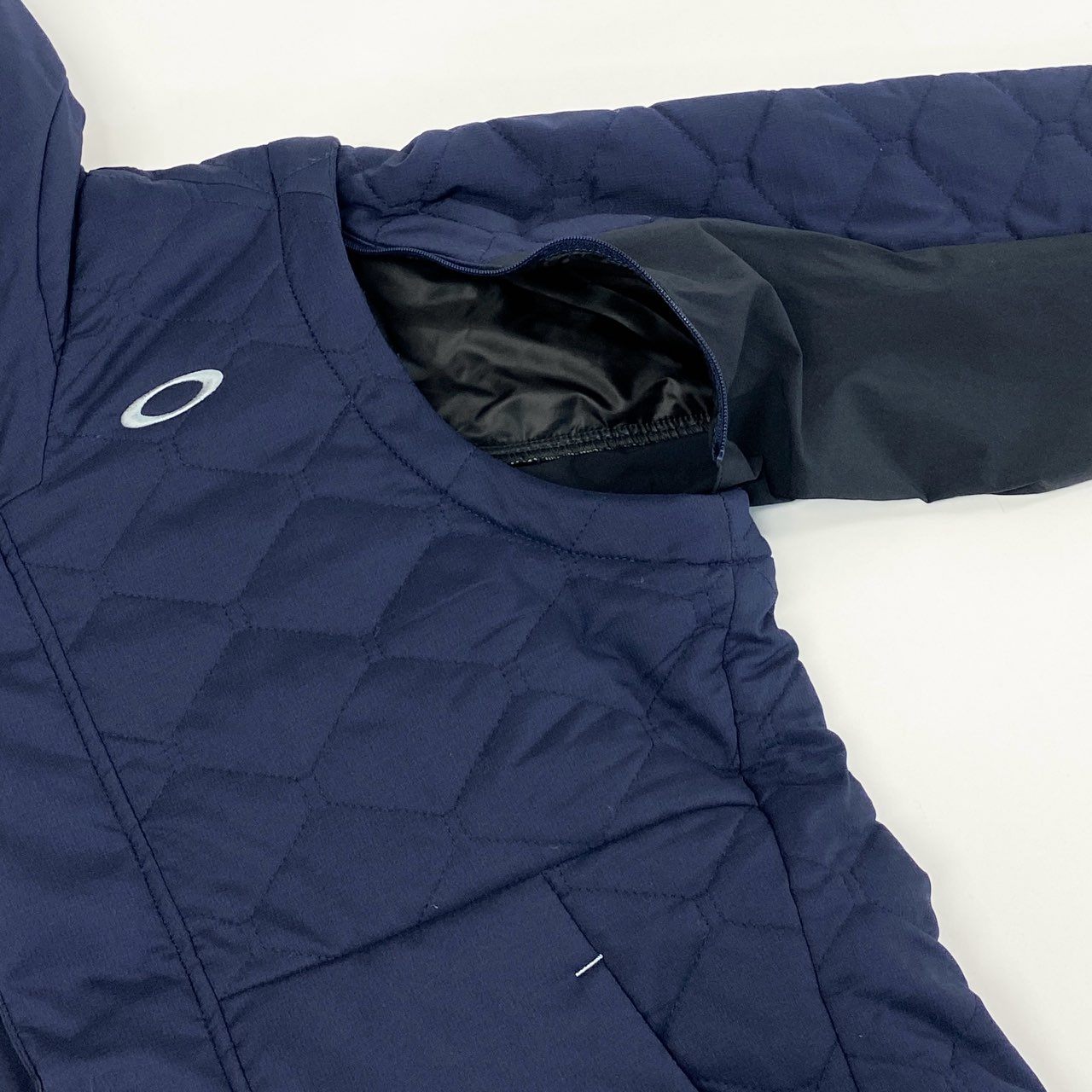 78i10-3《未使用品》タグ付 OAKLEY オークリー UNEVEN PUFF JACKET 3.0 中綿2wayジャケット ベスト ゴルフウェア アウター ロゴ刺繍 FOA402870 Mサイズ ネイビー メンズk02i
