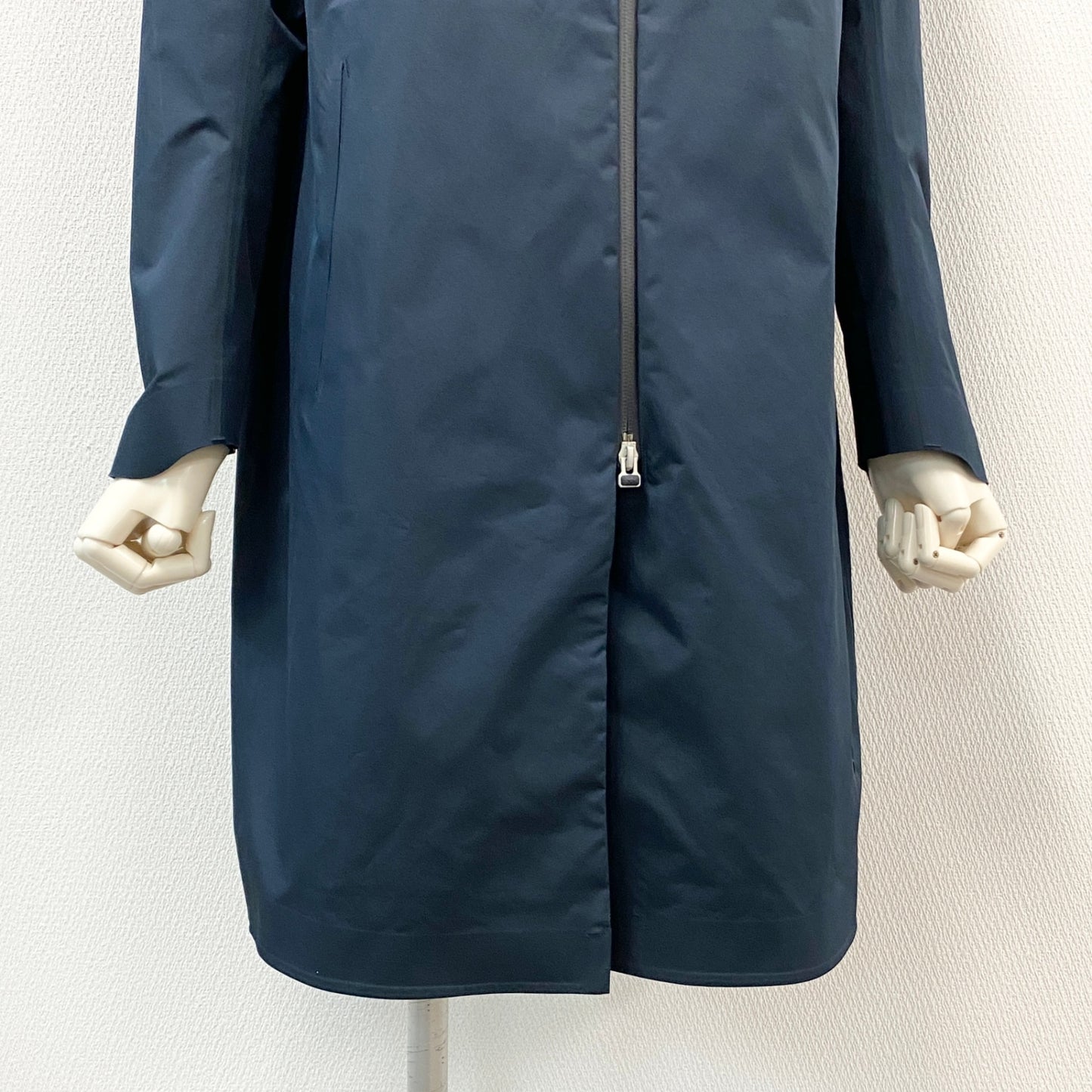 57g31 《美品》 DESCENTE デサント 撥水 ハードシェルコート DAWRGC42 M ネイビー アウトドア ジャケット ハイキング 登山 防水t18r