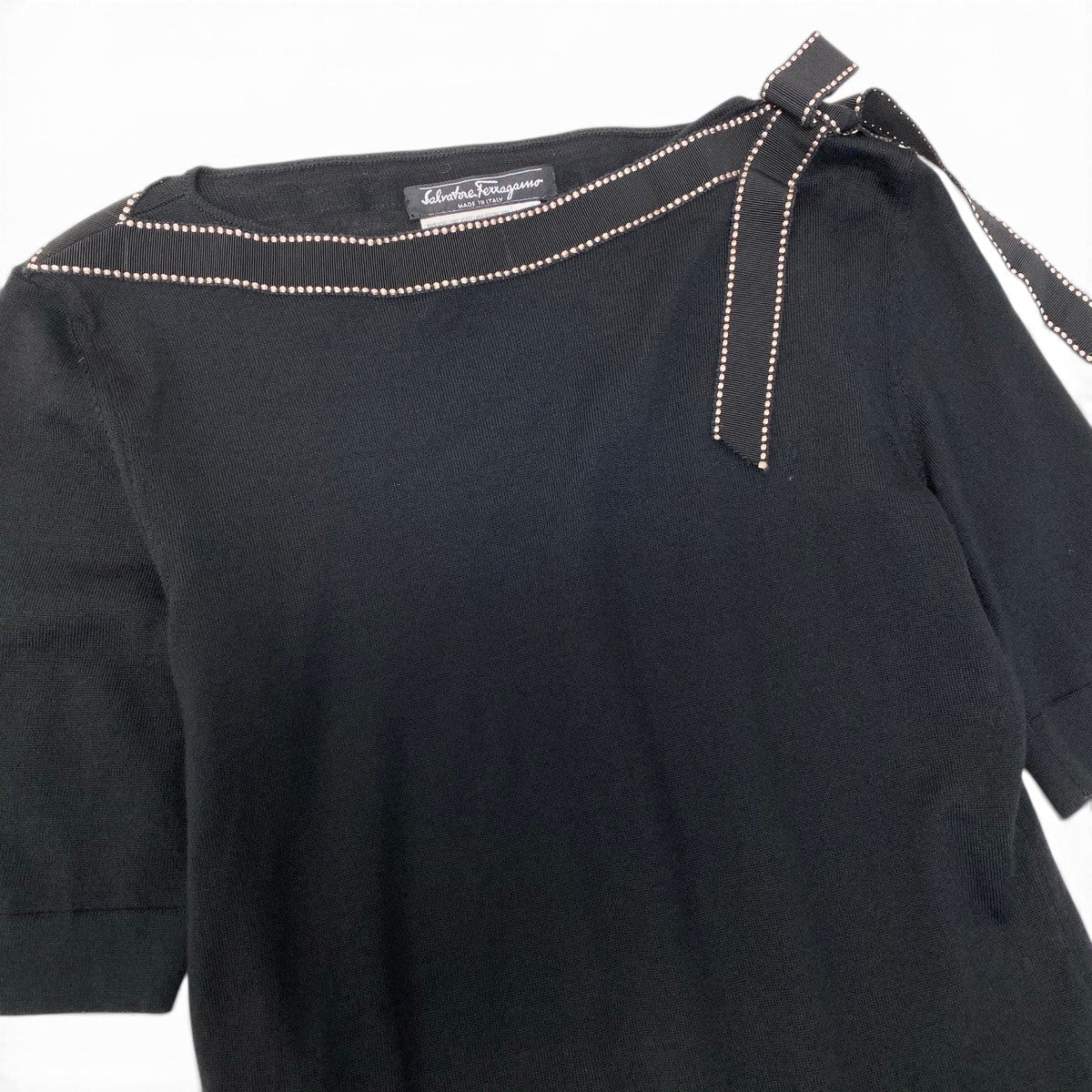83i2 Salvatore Ferragamo サルヴァトーレフェラガモ ショートスリーブ ニットカットソー ボートネック 肩リボン サイズM ブラック ウール100％ レディースo07t