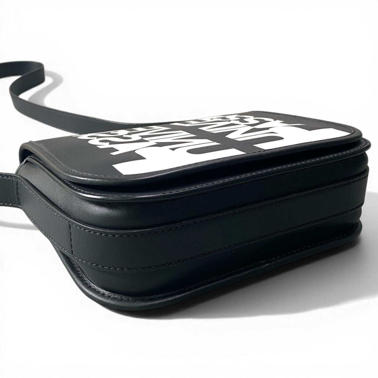 c23 BURBERRY バーバリー ユニバーサルパスポート レザーショルダーバッグ マグネット開閉  メンズ バッグk02i