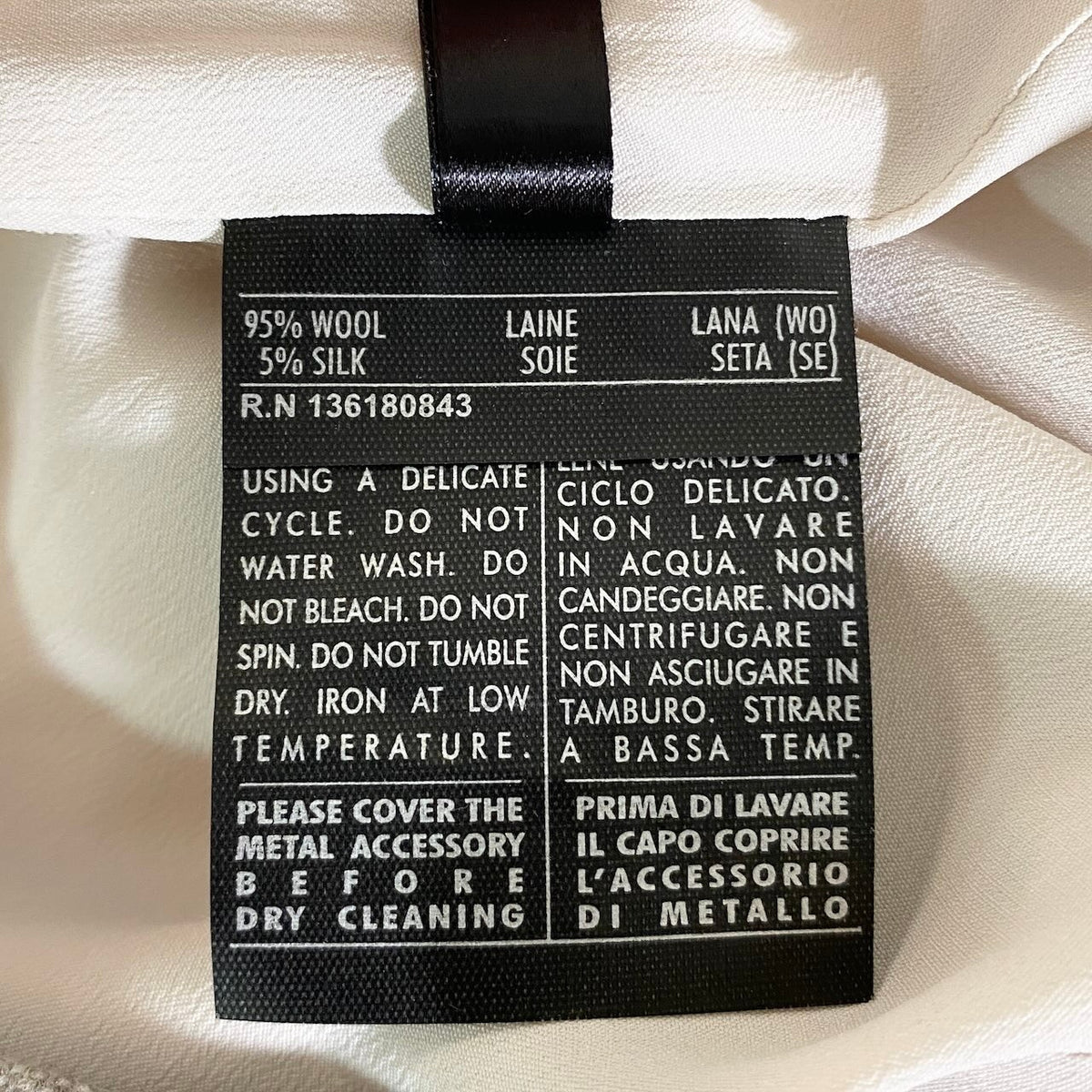 34j26 【極美品】 Salvatore Ferragamo サルヴァトーレフェラガモ ガンチーニベルト タックスカート シルクブレンド サイズ40 ベージュ系 レディースu02t