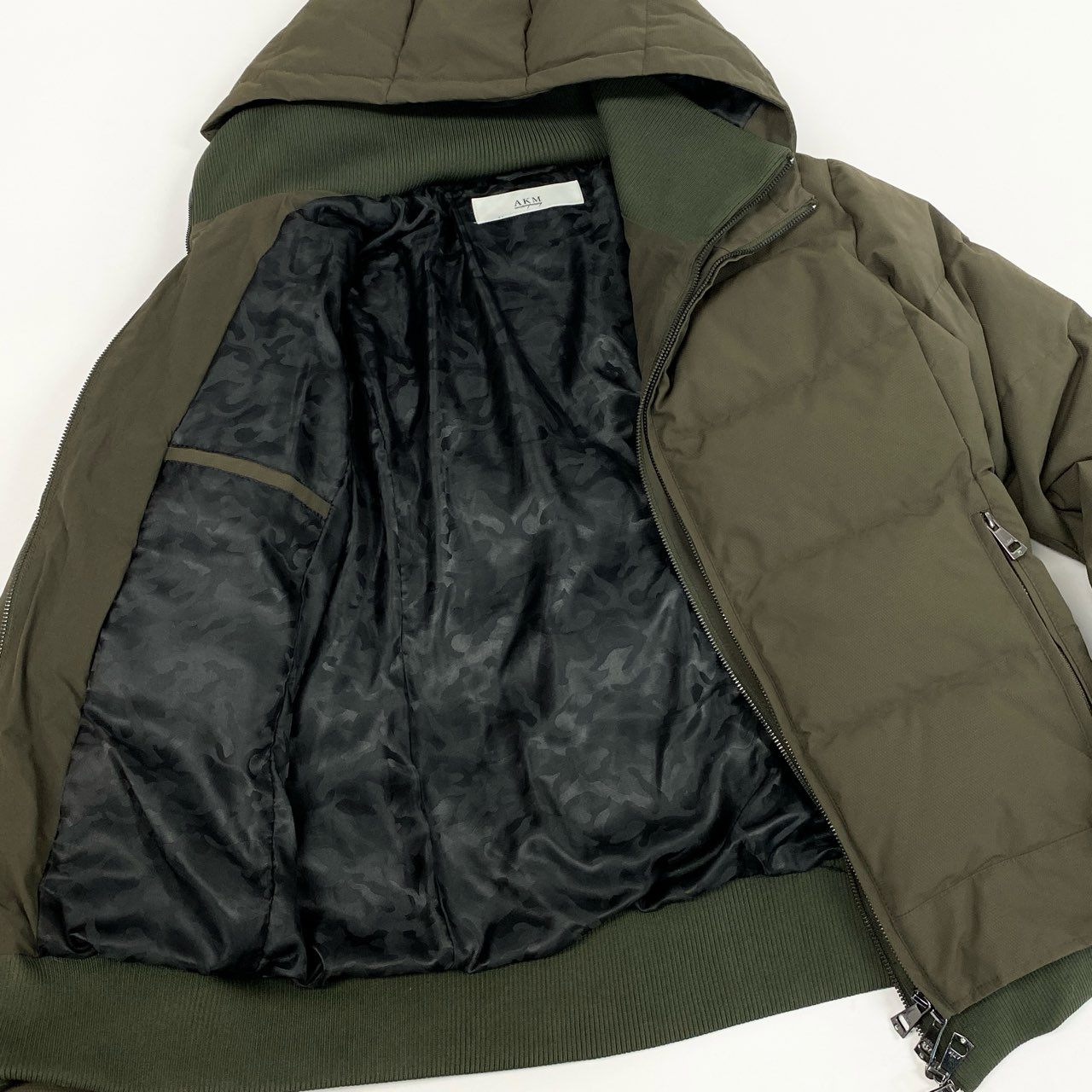 65l14【美品】AKM エイケイエム コンテンポラリー スタンドネック レイヤード ダウンジャケット アウター  Mサイズ カーキ メンズo07t