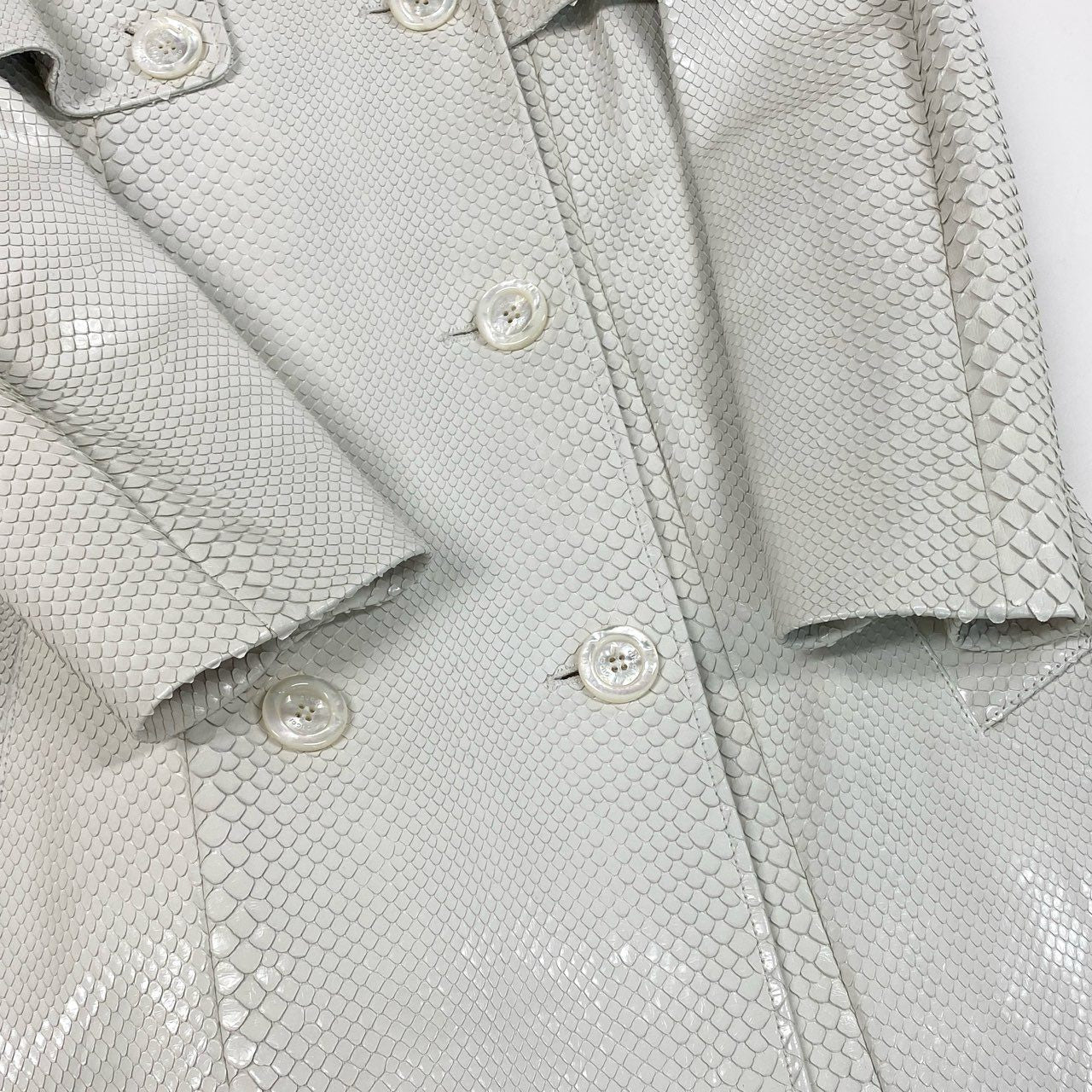 b4【美品】GUCCI グッチ トレンチコート ロングコート ヘビ 裏地 鯉 刺繍 イタリア製 40サイズ ホワイト 蛇革 レディースk02i