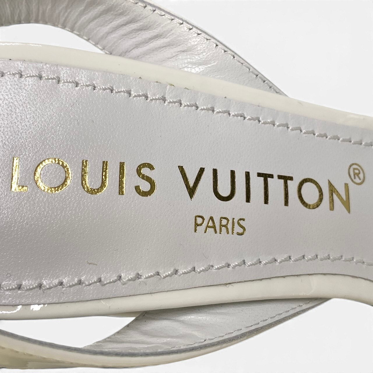 f10 LOUIS VUITTON ルイヴィトン LVイニシャル シェイクライン アンクルストラップ ヒールサンダル サイズ37 ホワイト パテントカーフレザー レディースk02i