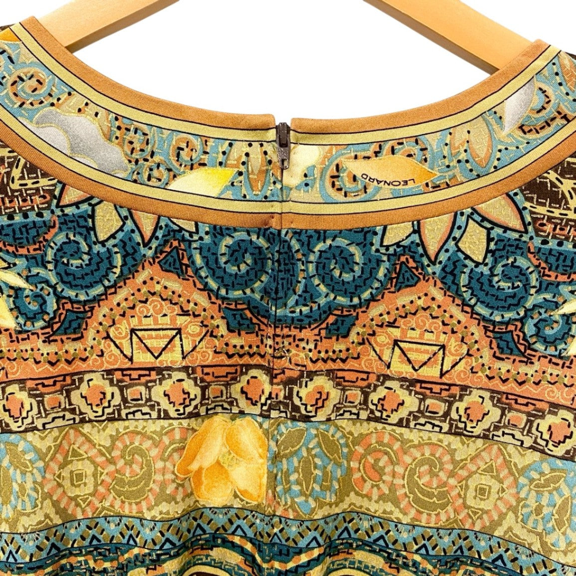 77b26 LEONARD レオナール ロングスリーブカットソー 美しいプリント 金ボタン ラメ マルチカラー シルク100％ レディース 女性用u02t