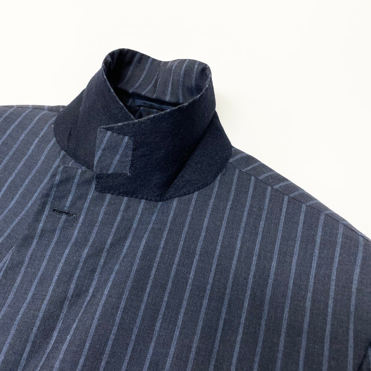 49d5 【イタリア製】Kiton キートン キトン サイズ54  カシミヤ100％ 3ボタン シングルスーツ セットアップ 背抜き 4シーズン向け ストライプ メンズ フォーマルk02i