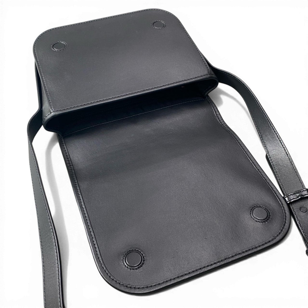 c23 BURBERRY バーバリー ユニバーサルパスポート レザーショルダーバッグ マグネット開閉  メンズ バッグk02i