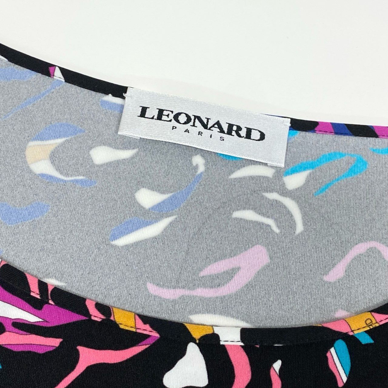 60d13 《美品》 LEONARD PARIS レオナール ロングスリーブワンピース ヒョウ柄 アニマルプリント 総柄 イタリア製 サイズ38 マルチカラー ナイロン100％ レディース 女性用u02t