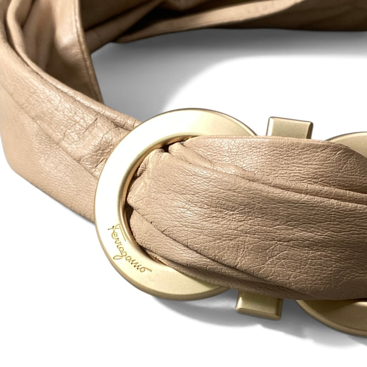 h12【美品】Salvatore Ferragamo ガンチーニ レザーベルト ベージュ ゴールド レザー レディース 女性用k02i