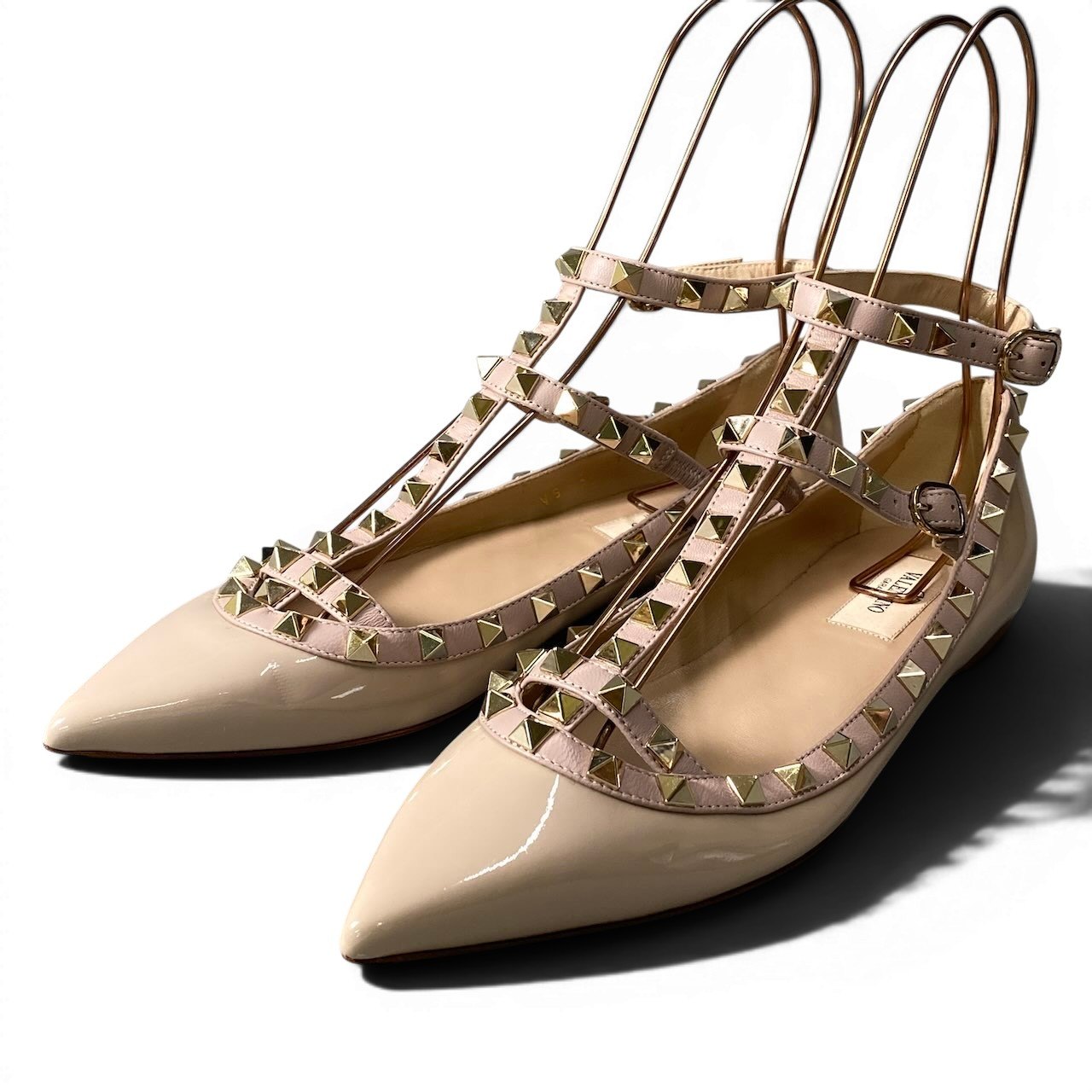 f11 【極美品】VALENTINO ヴァレンティノ ロックスタッズ フラットシューズ エナメル パンプス イタリア製 37サイズ ベージュ レザー レディース 女性用k02i