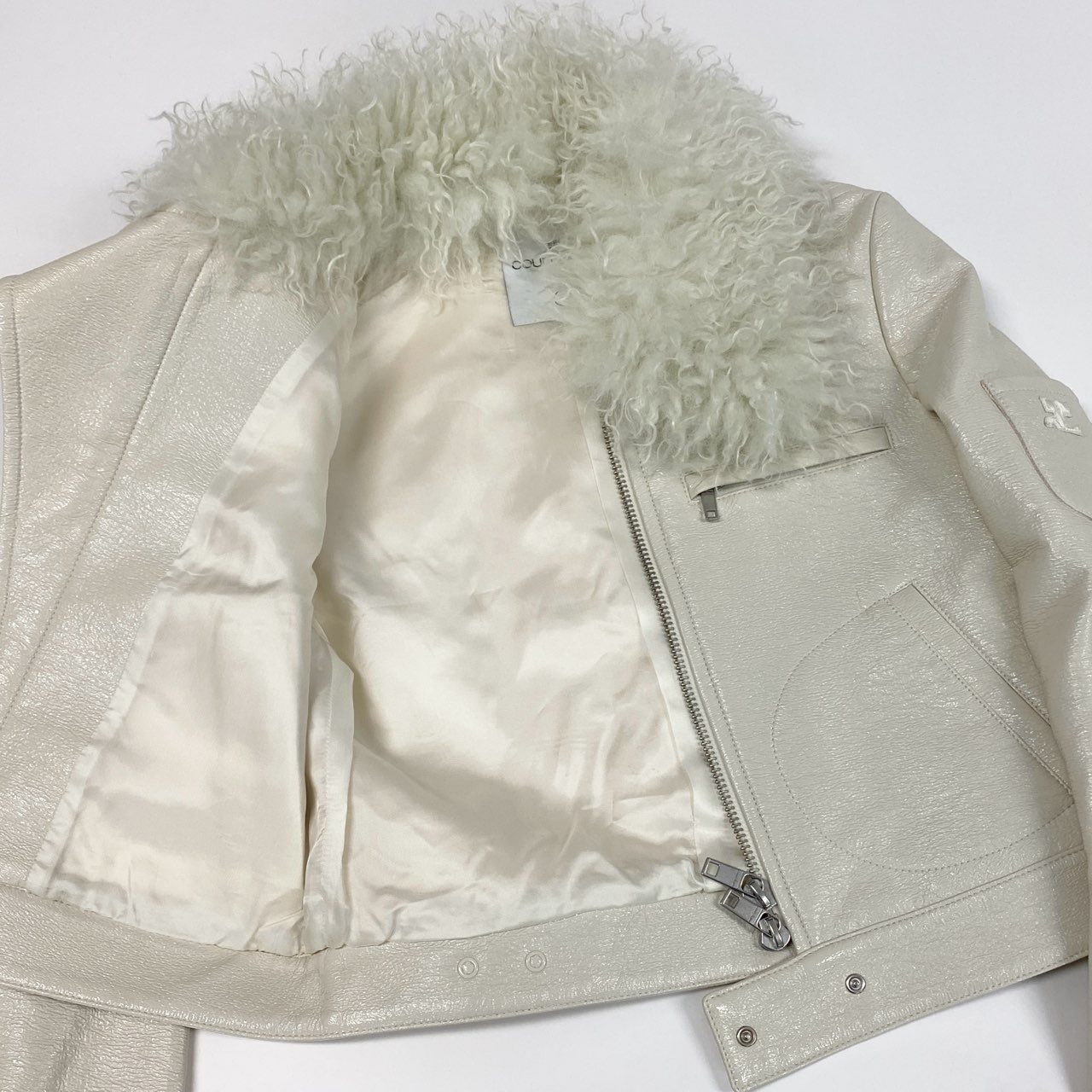 44a15 【未使用品】courreges クレージュ カラクルラムファー ショートレザージャケット 短丈レザージャケット ロゴワッペン付き サイズ34 オフホワイト レディース 薄手アウターk02i