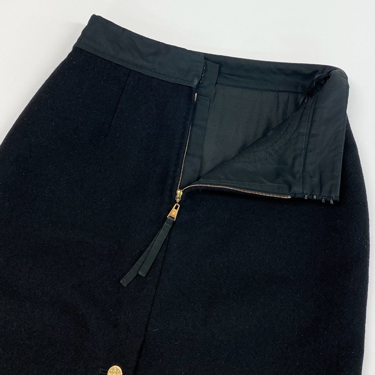 46j3 LOUIS VUITTON ルイヴィトン フランス製 金ボタン 膝丈 スカート ボトムス ロゴボタン 36 ブラック ウール レディースo07t